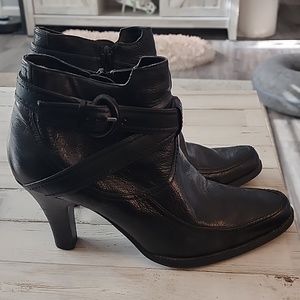 Women black leather ankle boots by Apostrophe
